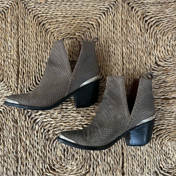 JEFFREY CAMPBELL Cromwell Hunt the Plains Western Cutout Ankle Boot - Picture 3 of 8